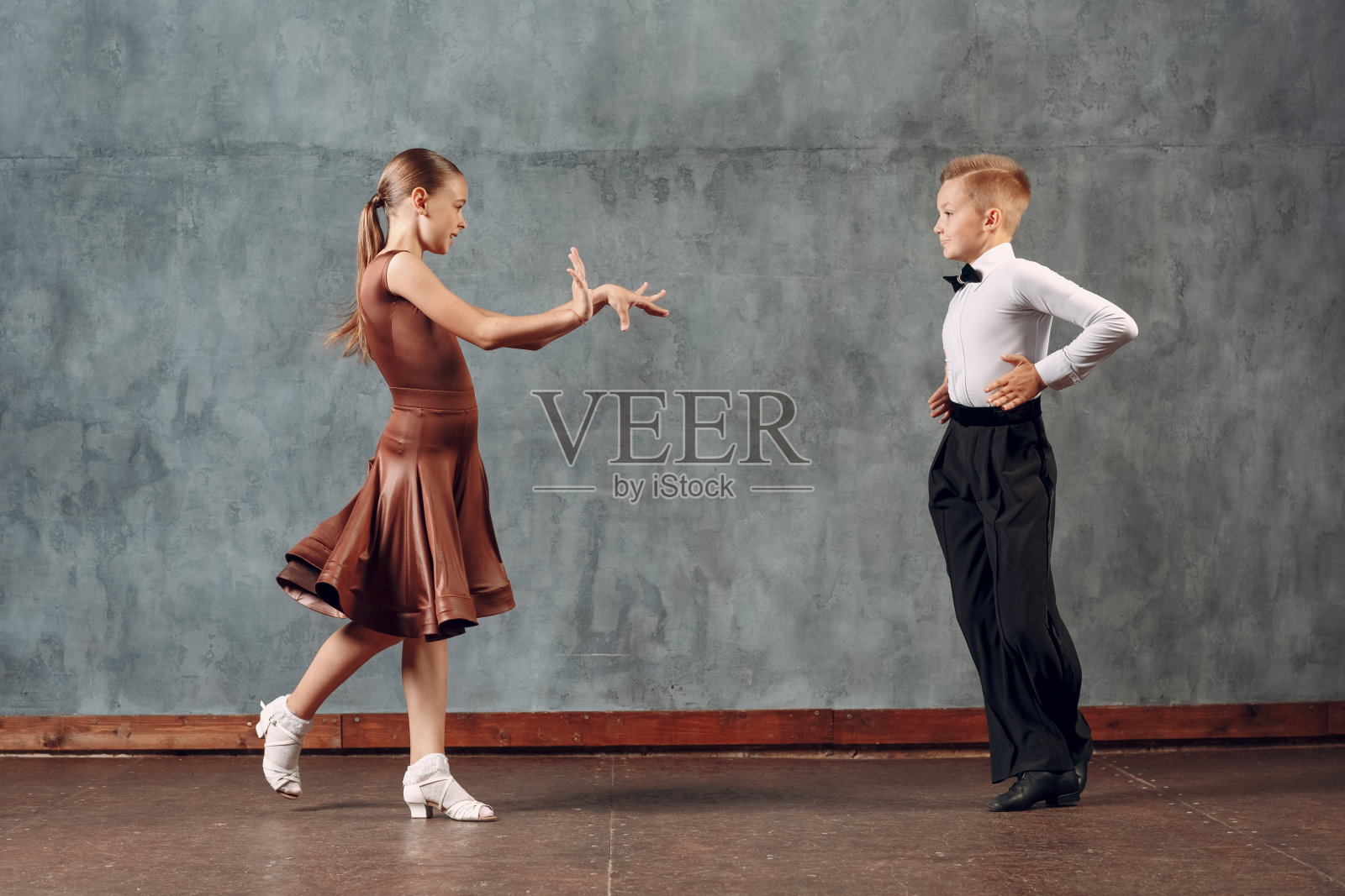 年轻的舞者男孩和女孩在跳交际舞桑巴照片摄影图片