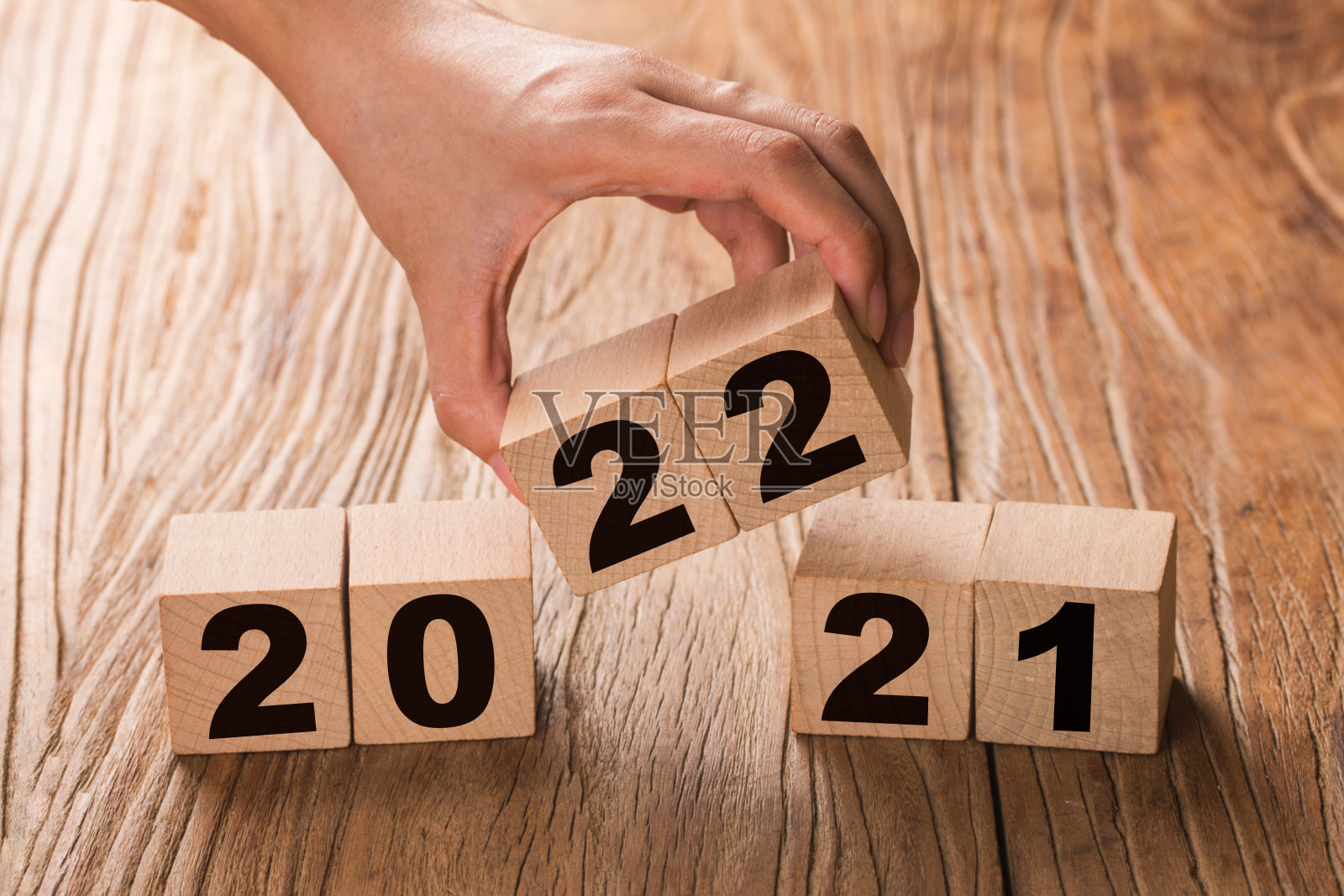 象征着从2021年到2022年新年的变化。2022年新年快乐概念。照片摄影图片