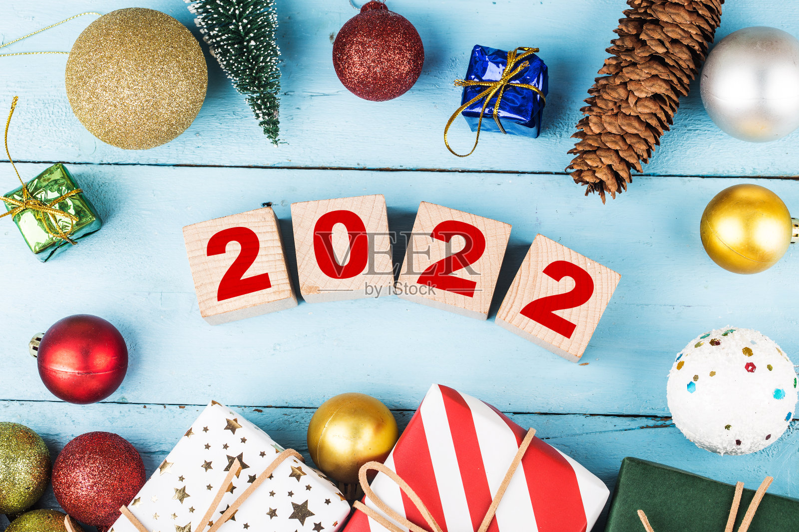 2022年新年快乐，2022年圣诞快乐，圣诞礼物摆放在喜庆的气氛中照片摄影图片