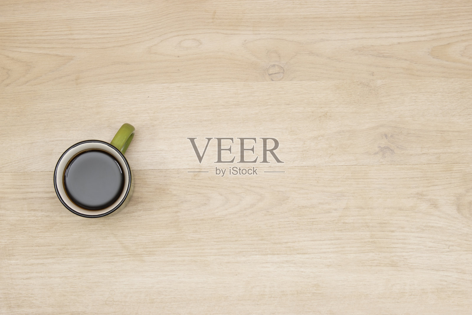 木桌上的黑咖啡杯俯视图照片摄影图片