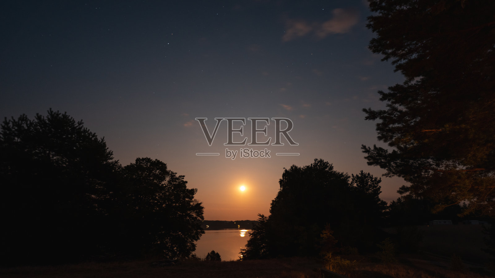 布满星星的多云夜空照片摄影图片