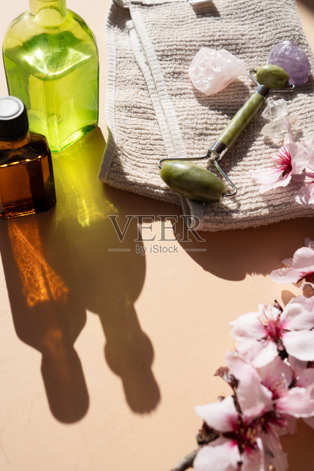 刮痧，面部按摩辊照片摄影图片