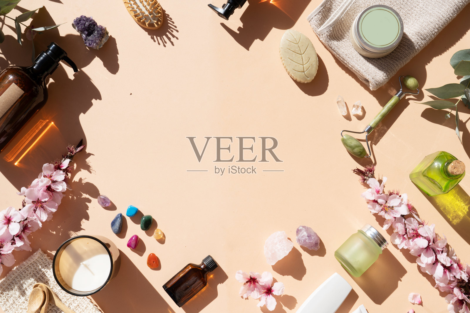 刮痧，面部按摩辊照片摄影图片