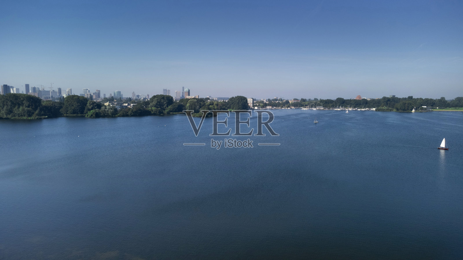 克拉林泽普拉斯的一个阳光明媚的日子。照片摄影图片