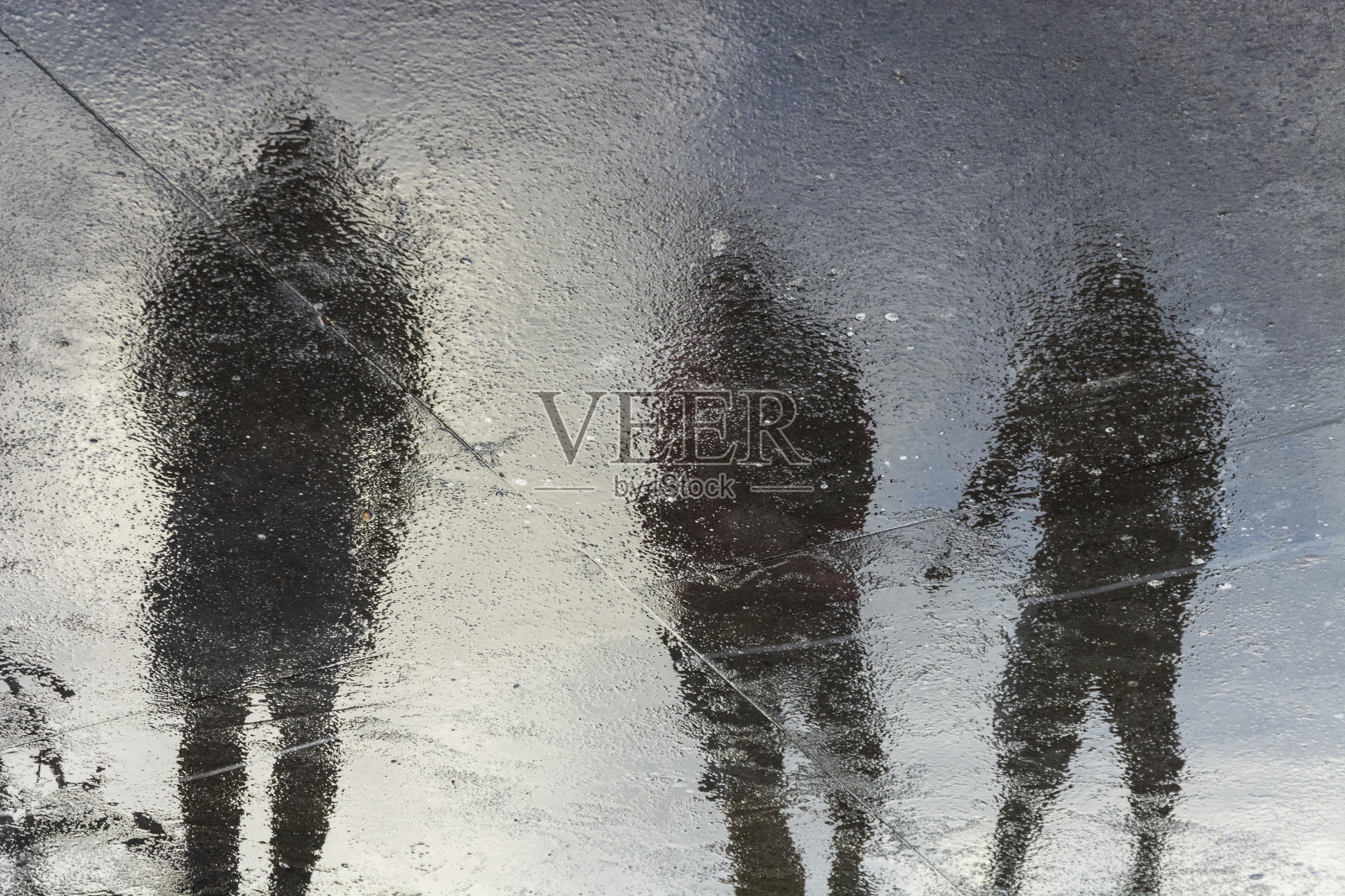 这是渔民在鱼群出售和饲养的外部区域的反映。照片摄影图片