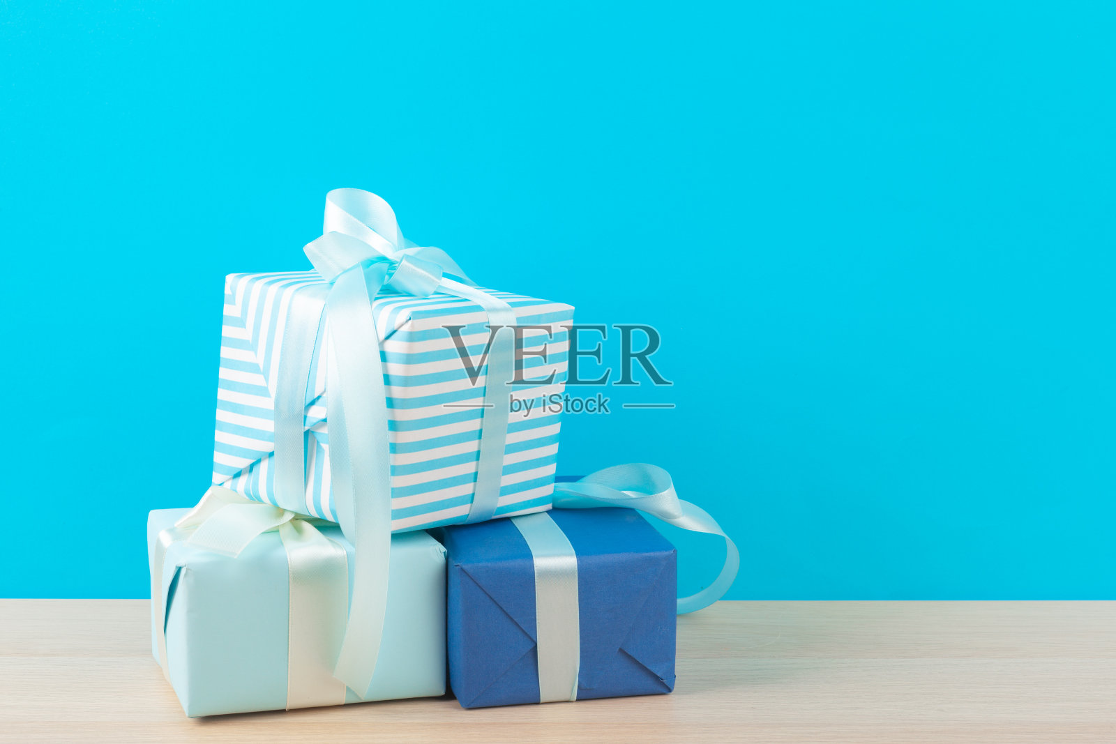 在浅蓝色背景上装饰的礼品盒照片摄影图片