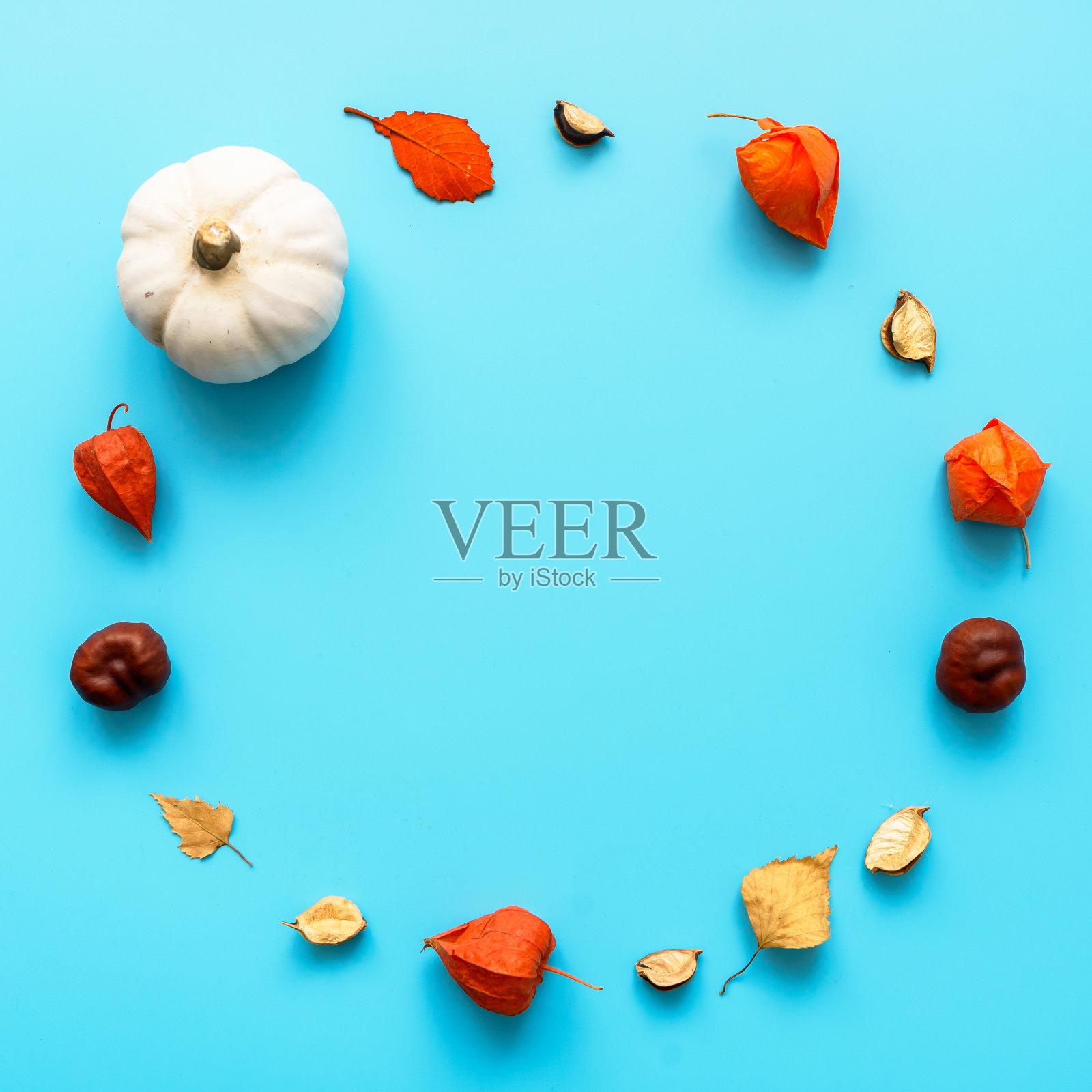 蓝色背景上的圆形秋季装饰照片摄影图片