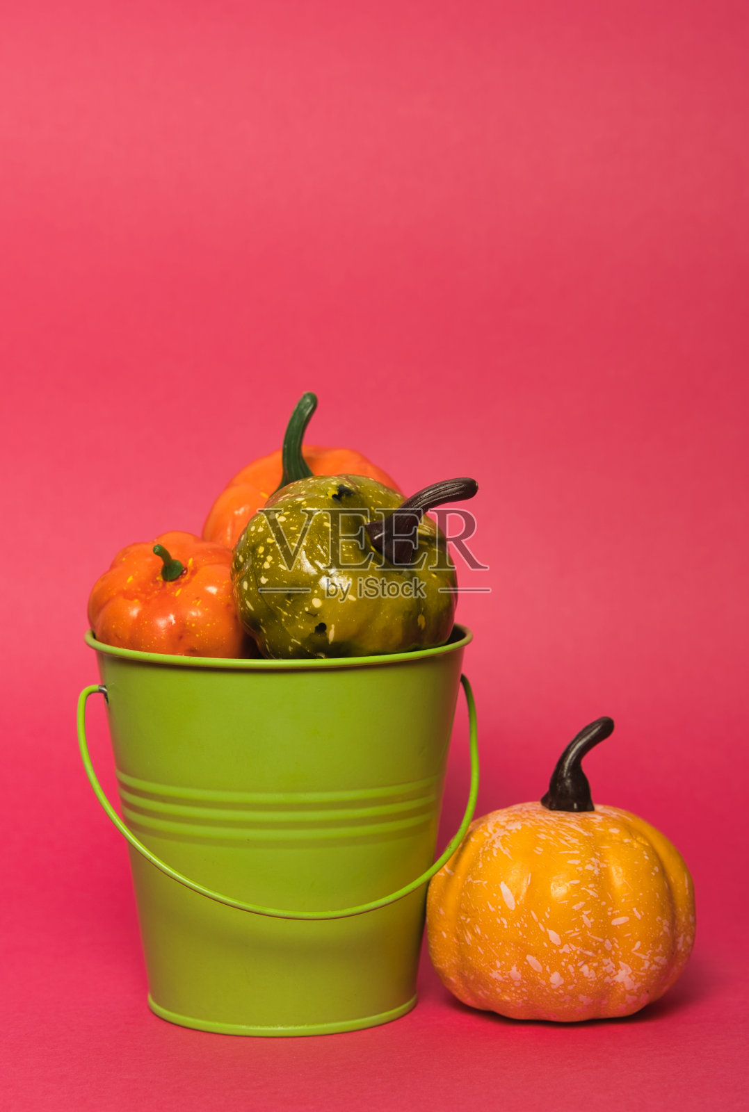 垂直照片的一个立方体与辣椒和南瓜与粉红色的背景照片摄影图片