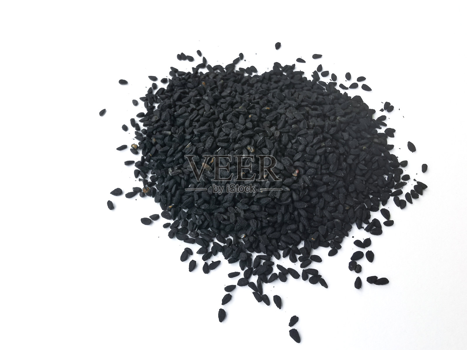 黑色种子，黑色孜然或黑胡椒在白色背景上照片摄影图片