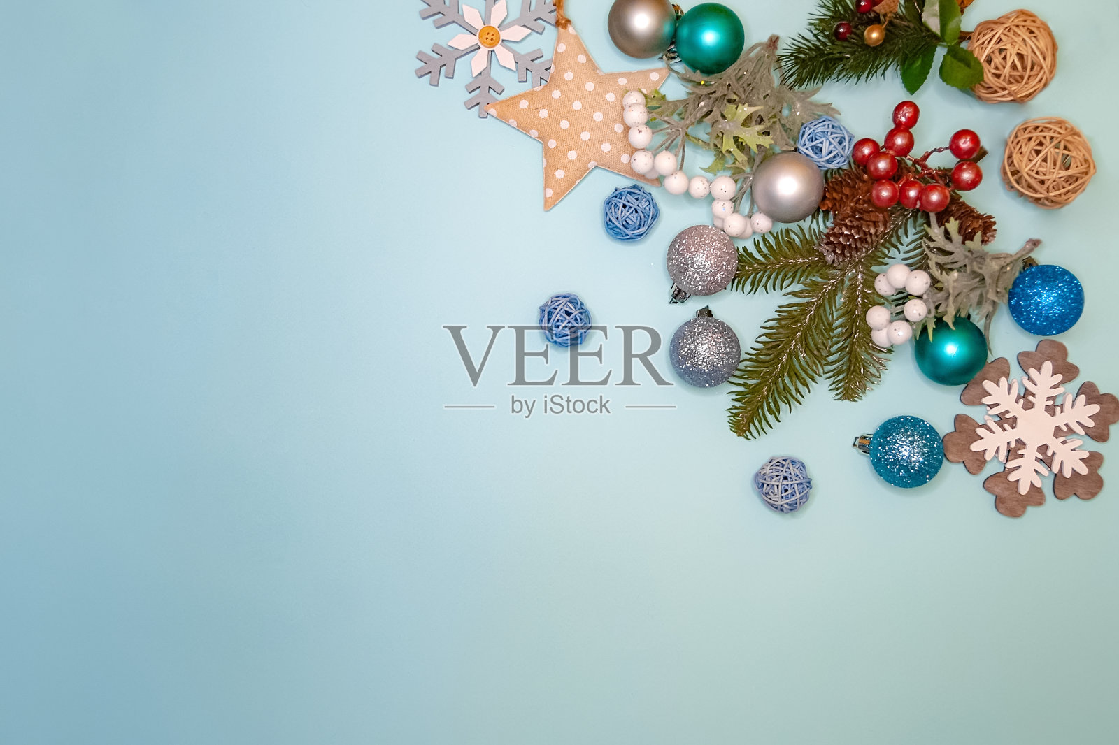 圣诞节作文与圣诞树装饰在蓝色的背景。副本的空间。平躺照片摄影图片