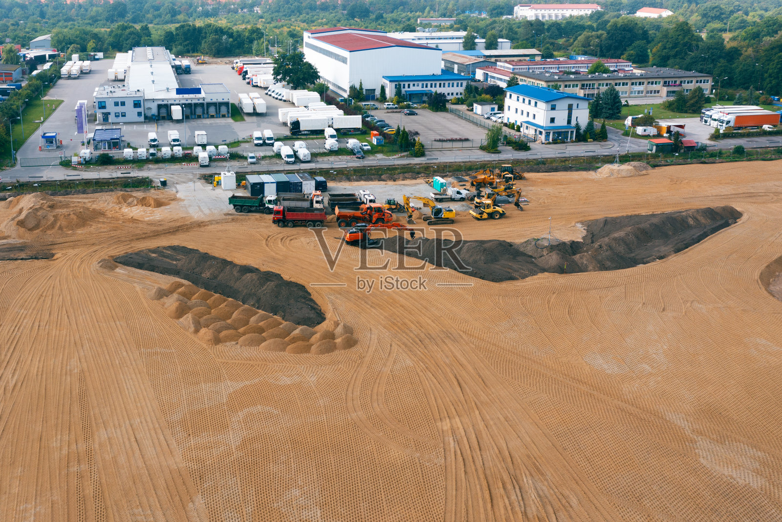 挖掘机和其他施工设备在施工现场工作，俯视图照片摄影图片