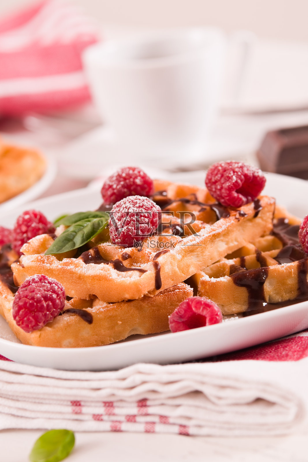 覆盆子和巧克力奶油华夫饼。照片摄影图片