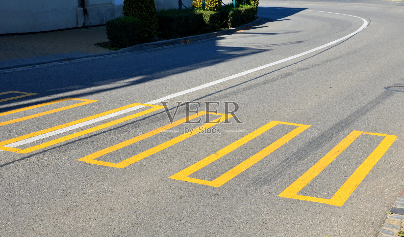 如果人行横道被关闭，必须在其他地方新建临时人行横道。交通标志的黄橙色线用于斑马线。胶带很容易脱落照片摄影图片