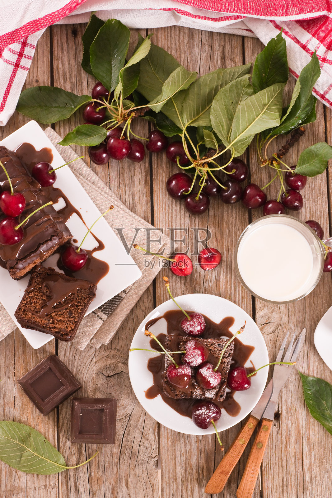 樱桃巧克力蛋糕。照片摄影图片