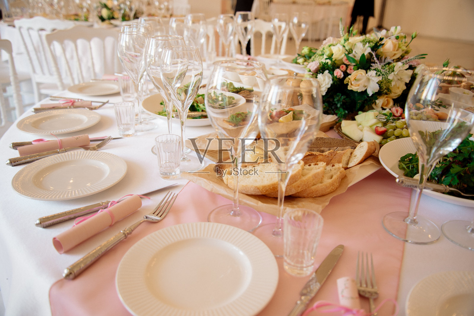 美丽的节日餐桌设置，各种菜肴和精美的花卉装饰照片摄影图片