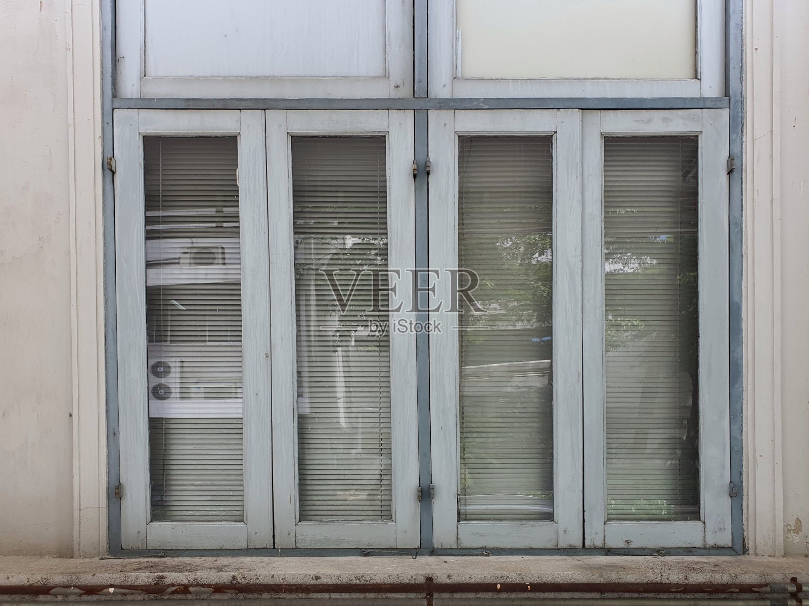 这是一种在老式建筑中很流行的老式窗户。照片摄影图片