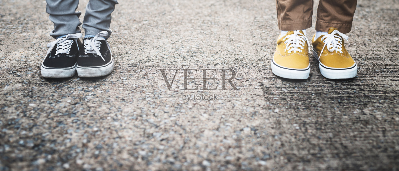 新常态，保持社交距离，以防止新冠病毒照片摄影图片