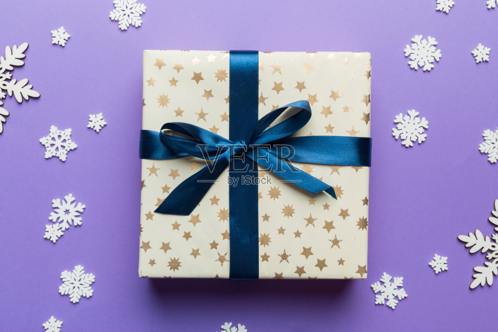 圣诞节礼物盒与新年装饰照片摄影图片