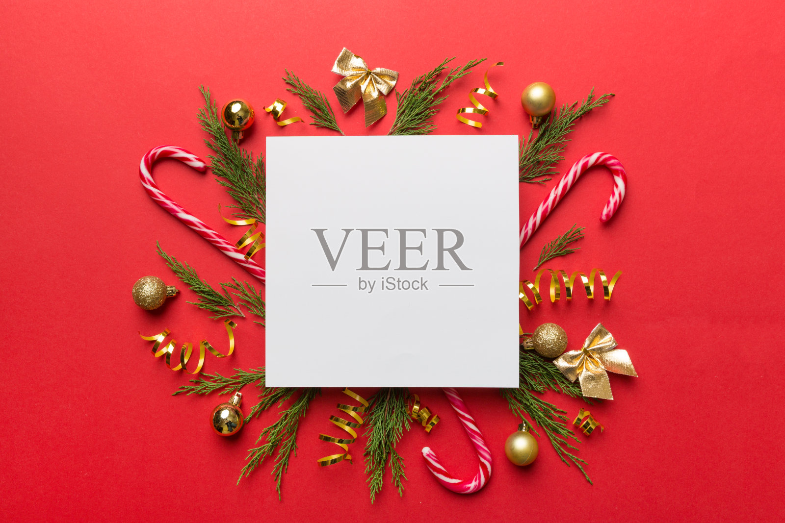 平铺圣诞构图。方形纸空白，松树树枝，圣诞装饰上彩色的背景。俯视图，为文本复制空间照片摄影图片