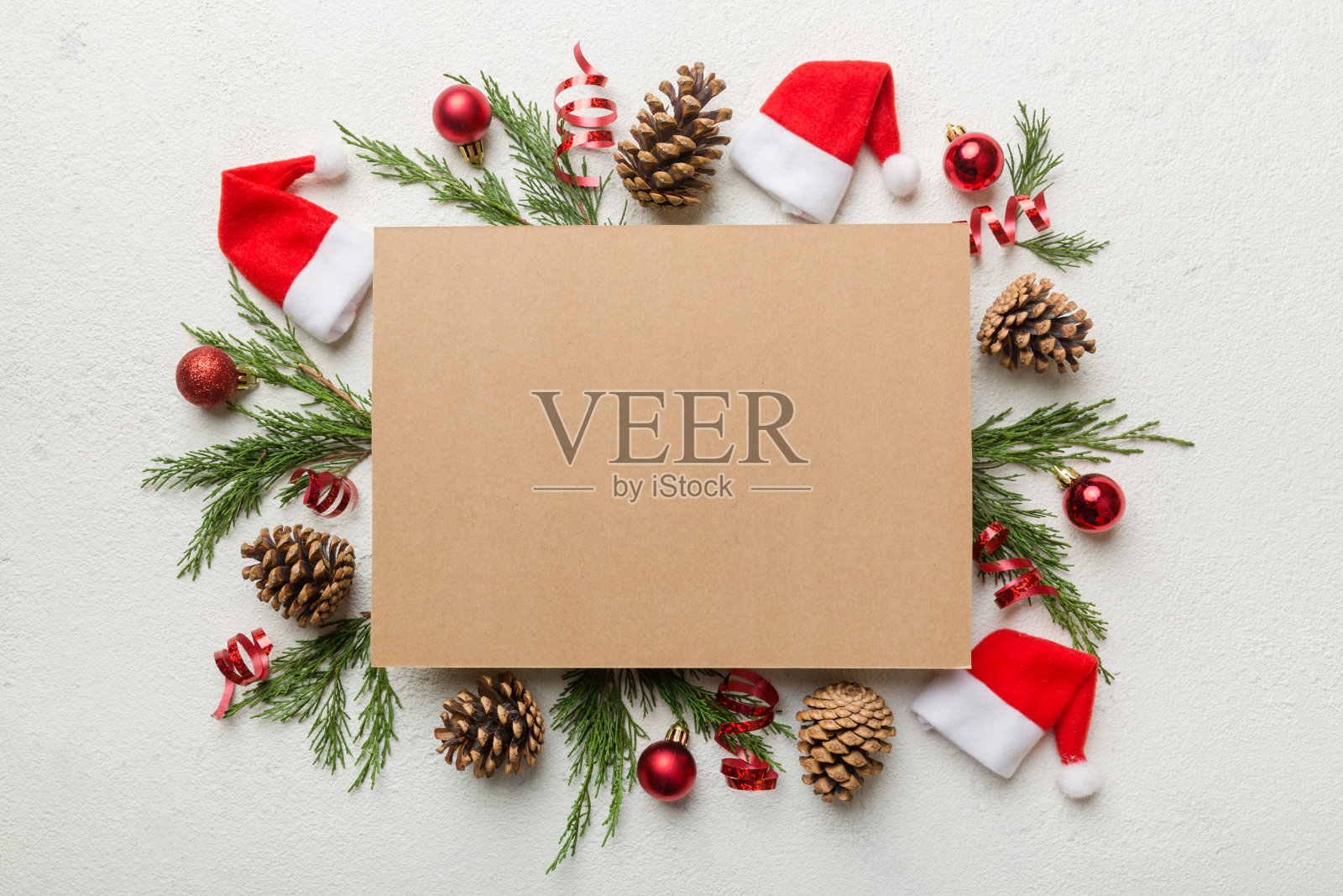 平铺圣诞构图。方形纸空白，松树树枝，圣诞装饰上彩色的背景。俯视图，为文本复制空间照片摄影图片