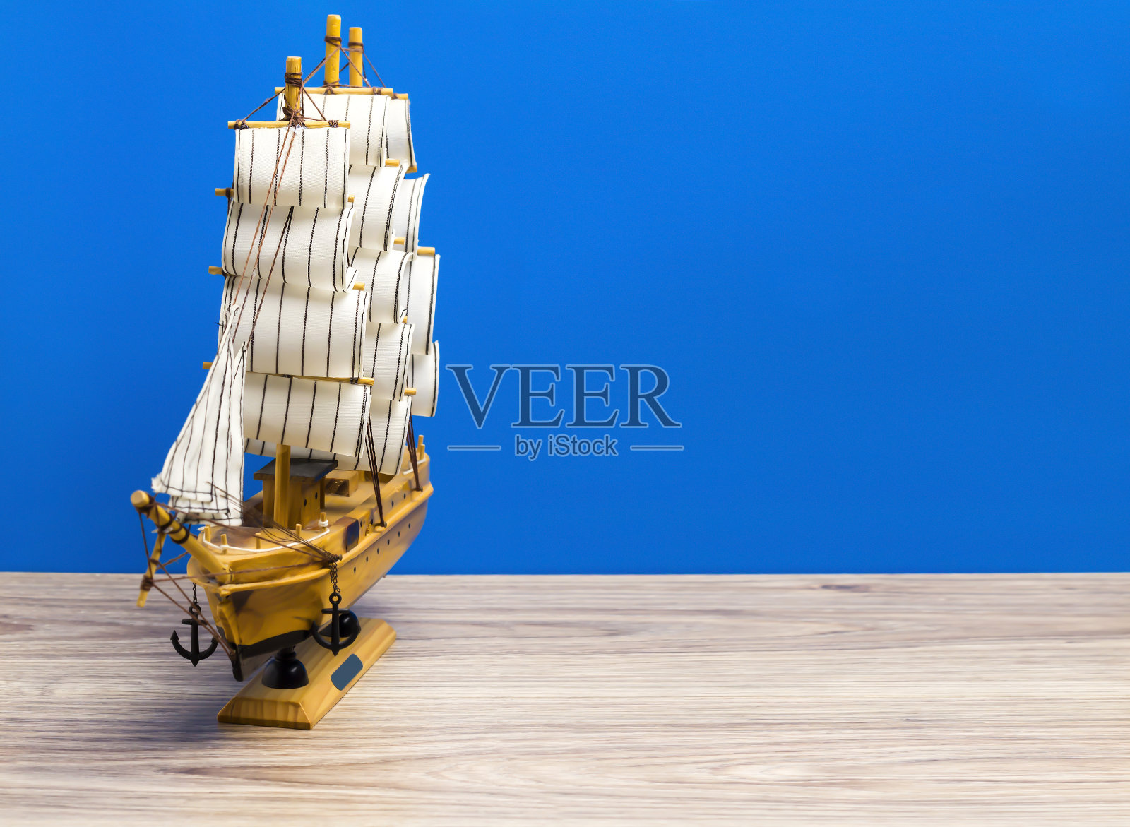 蓝色背景上的纪念船。海洋背景。照片摄影图片