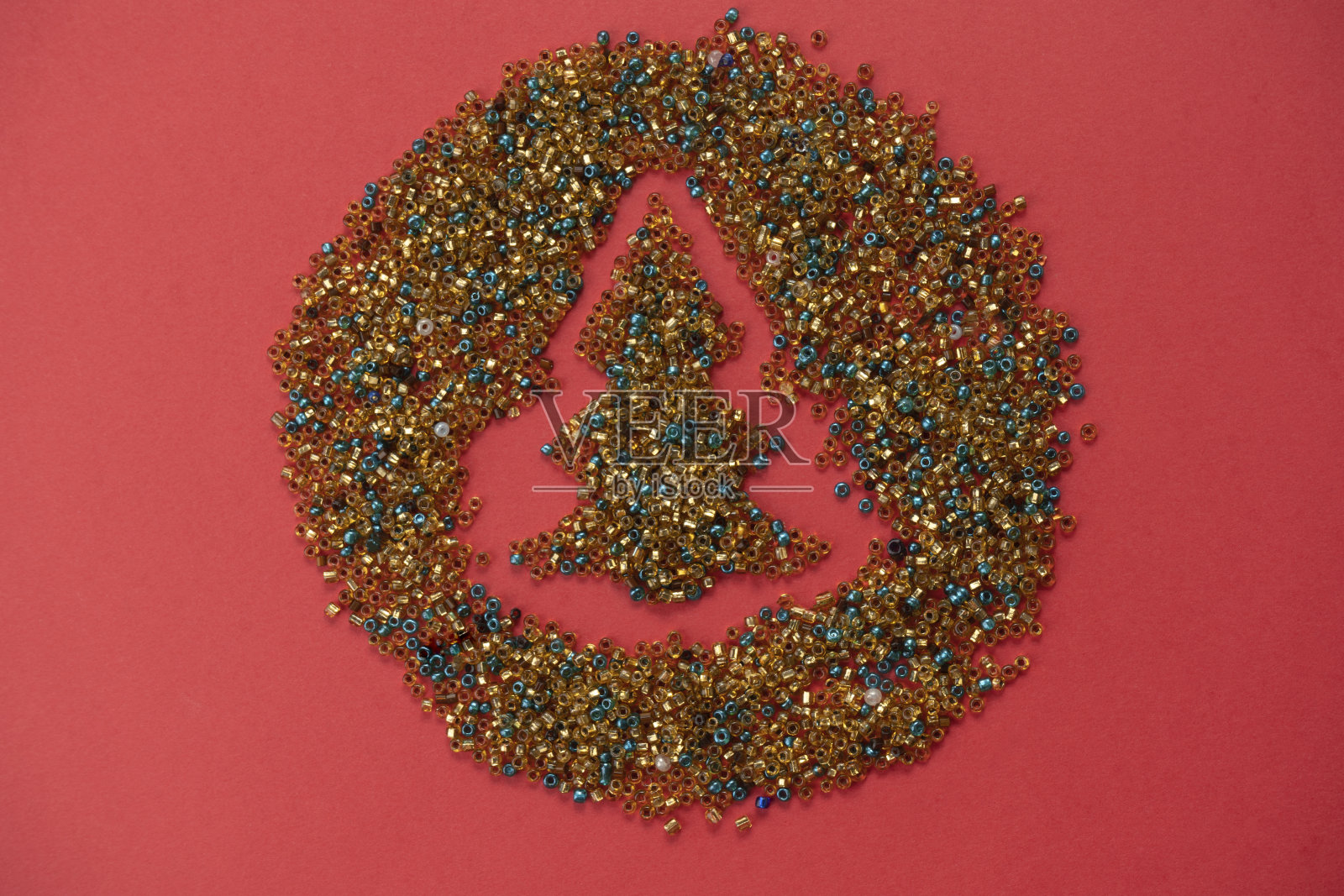 由迷你珠子制成的圣诞树照片摄影图片