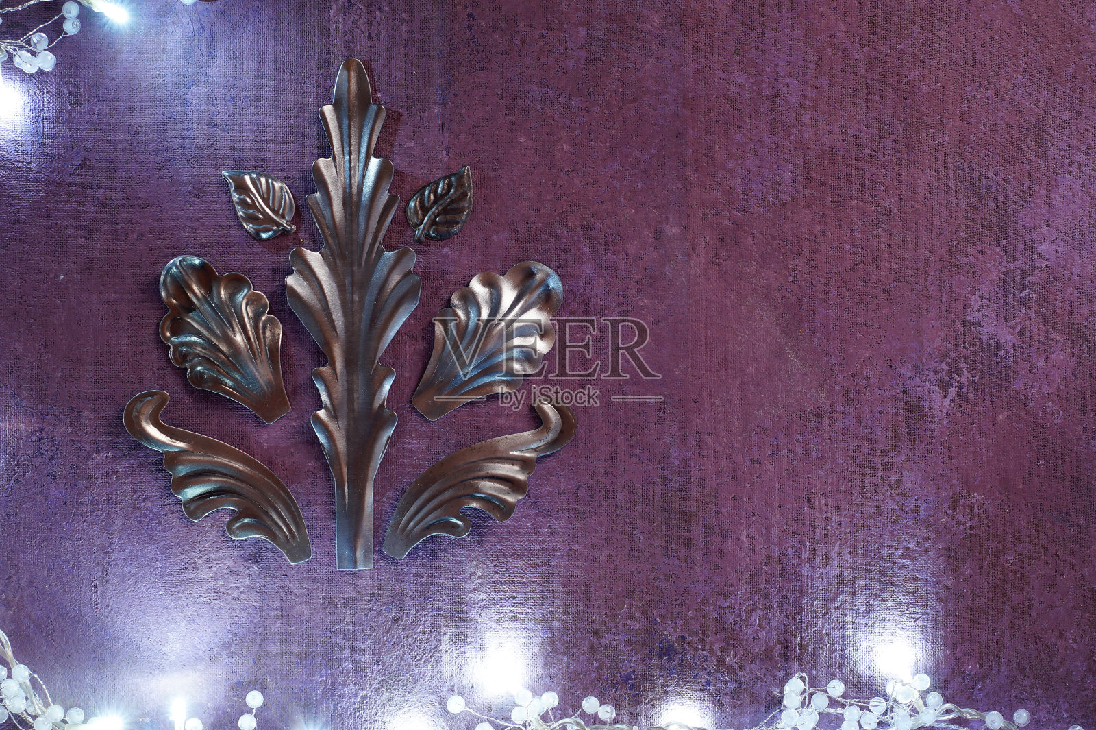 由装饰性金属元素制成的圣诞树。照片摄影图片