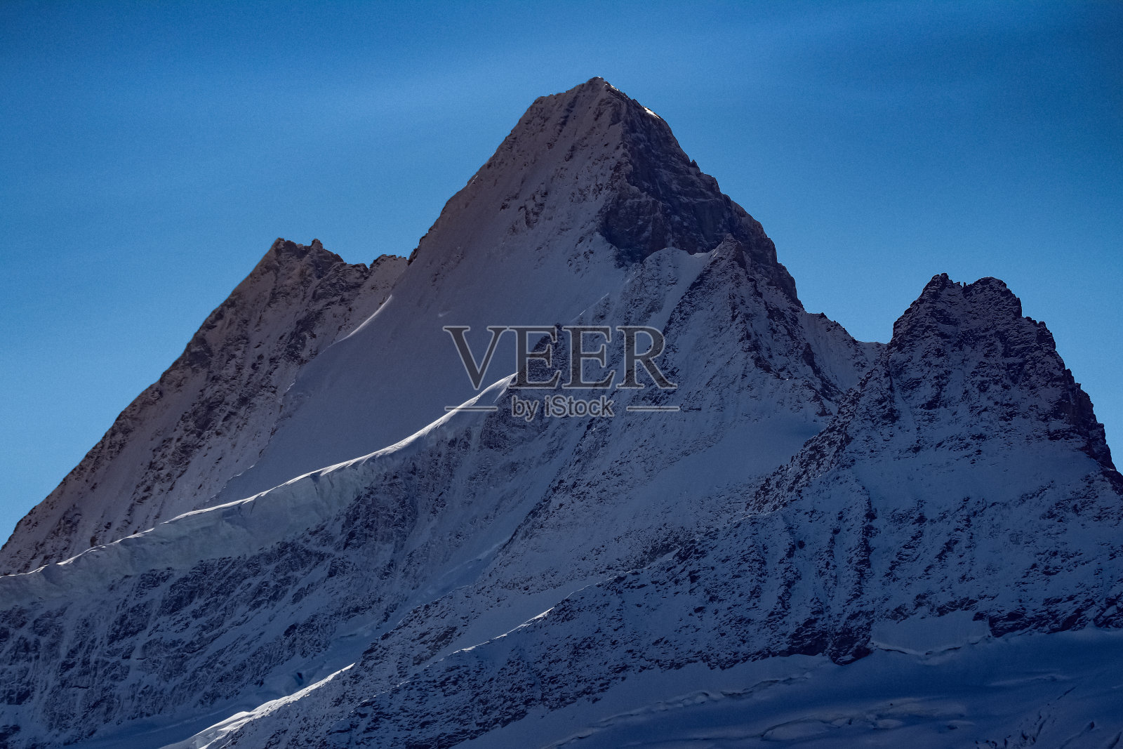 瑞士伯尔尼高地著名山峰的冰雪峰顶 - 2021年10月气候变化监测的冰雪覆盖 pictorial 记录照片摄影图片