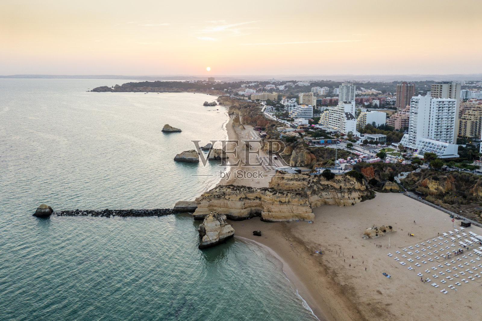葡萄牙阿尔加维，Portimao海岸的日落鸟瞰图照片摄影图片