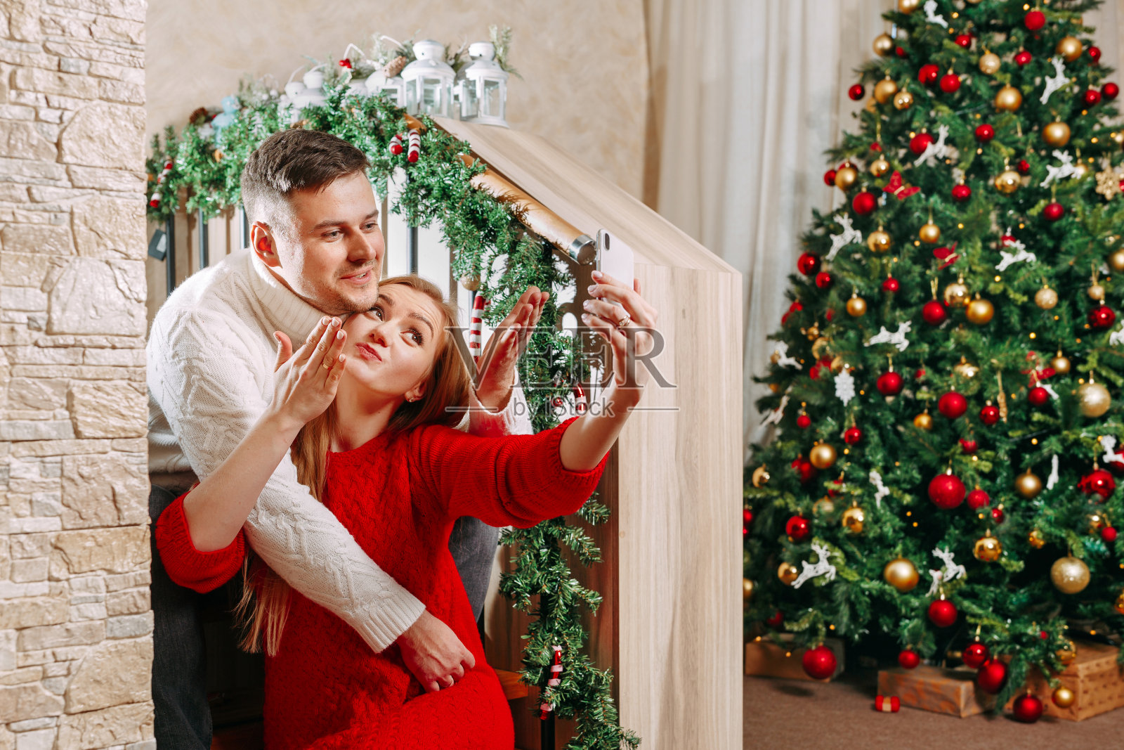 平安夜，一对年轻夫妇在一个喜庆的夜晚呆在家里打视频电话照片摄影图片