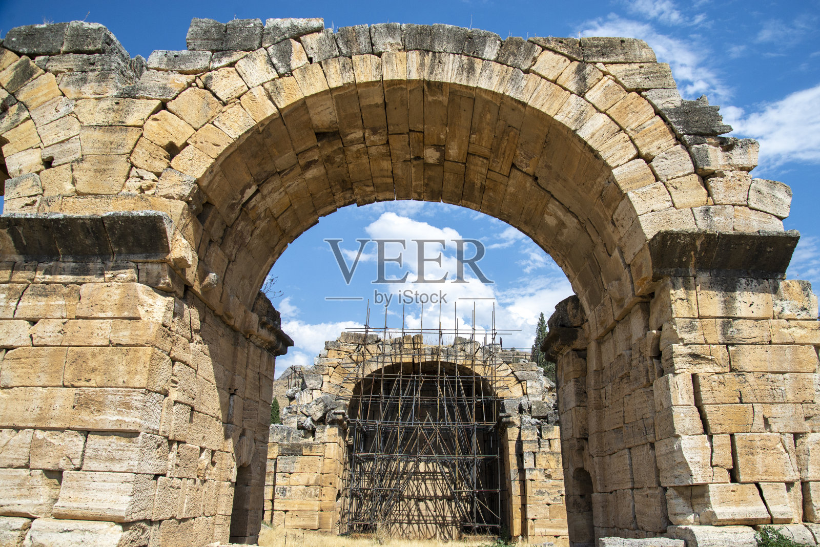 在德尼兹利的希拉波利斯古城的城堡柱的图像。照片摄影图片