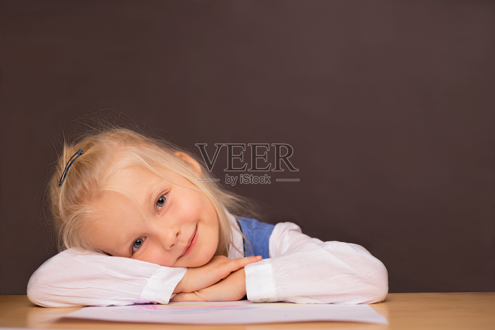 快乐的孩子在画画照片摄影图片