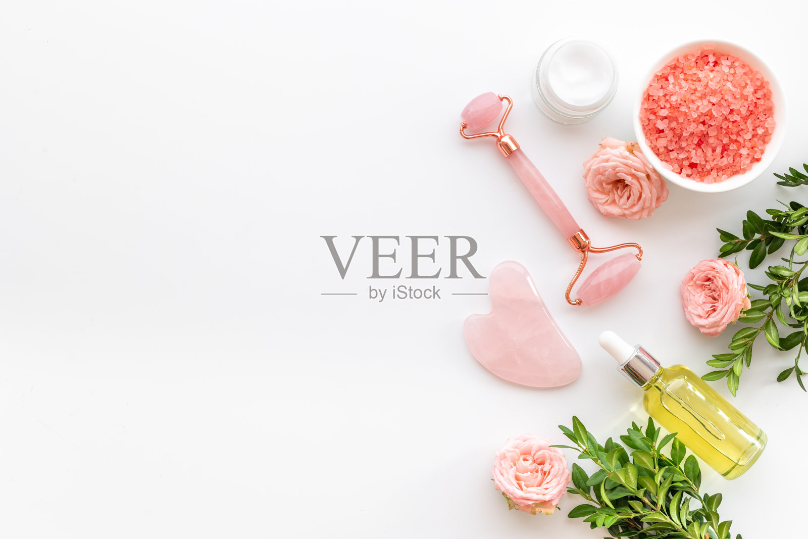 化妆品产品有刮痧面部按摩石和滚轮照片摄影图片