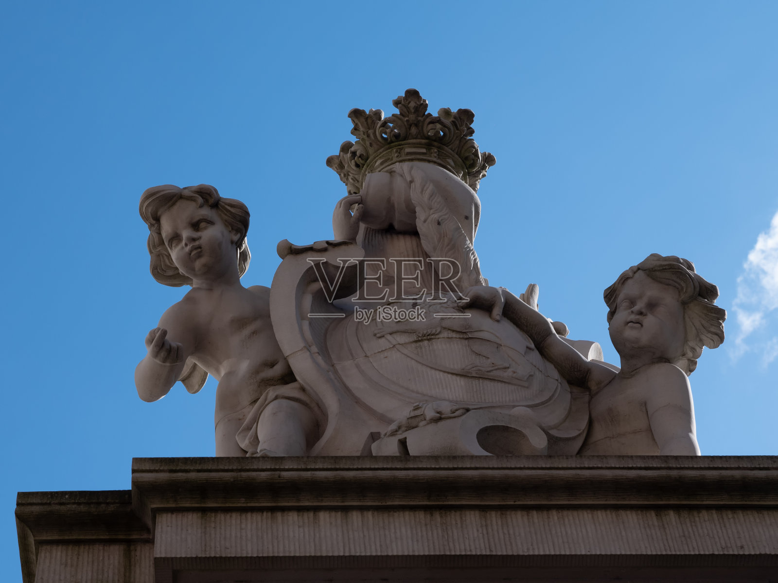 在哥本哈根的一座老建筑上，两个小矮子在蓝天下的特写照片摄影图片