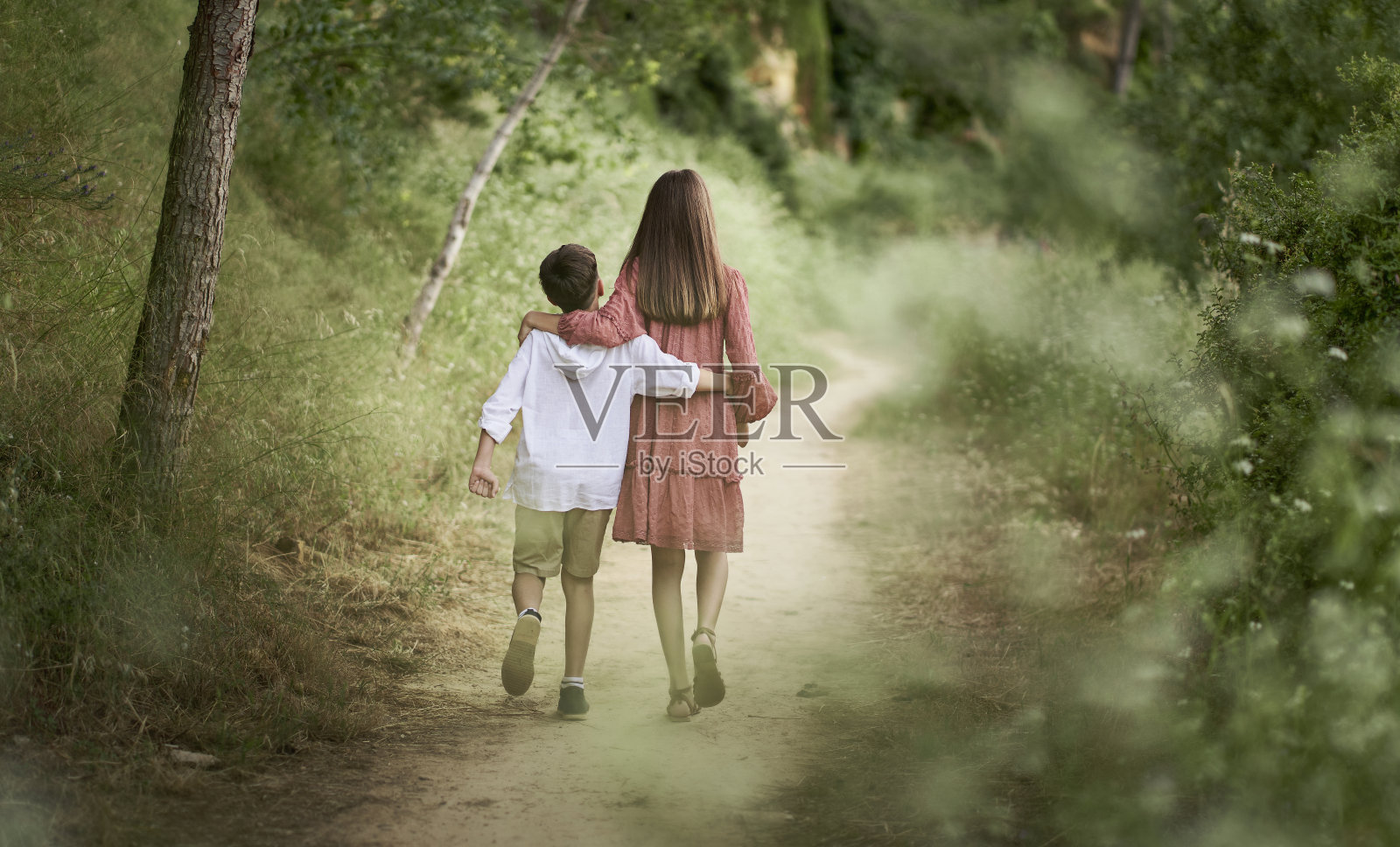 兄弟们走在小路上照片摄影图片