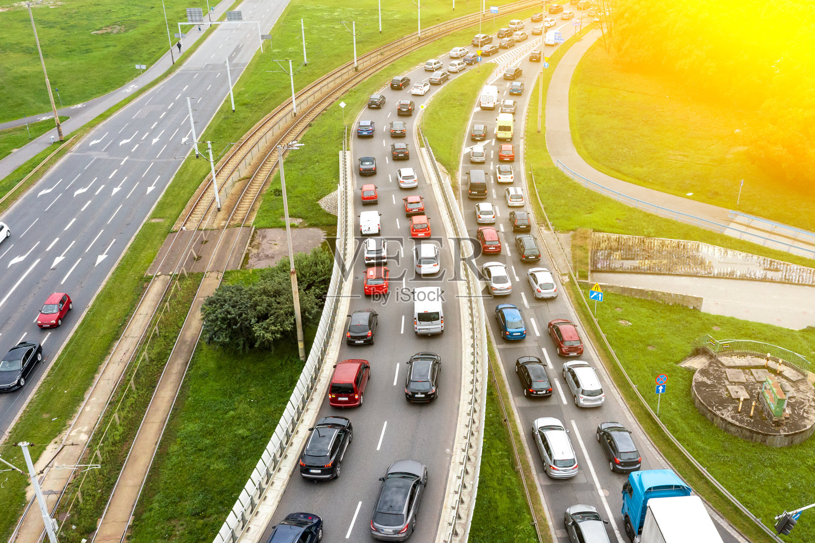 现代城市的十字路口交通堵塞。波兰弗罗茨瓦夫市发生交通堵塞照片摄影图片