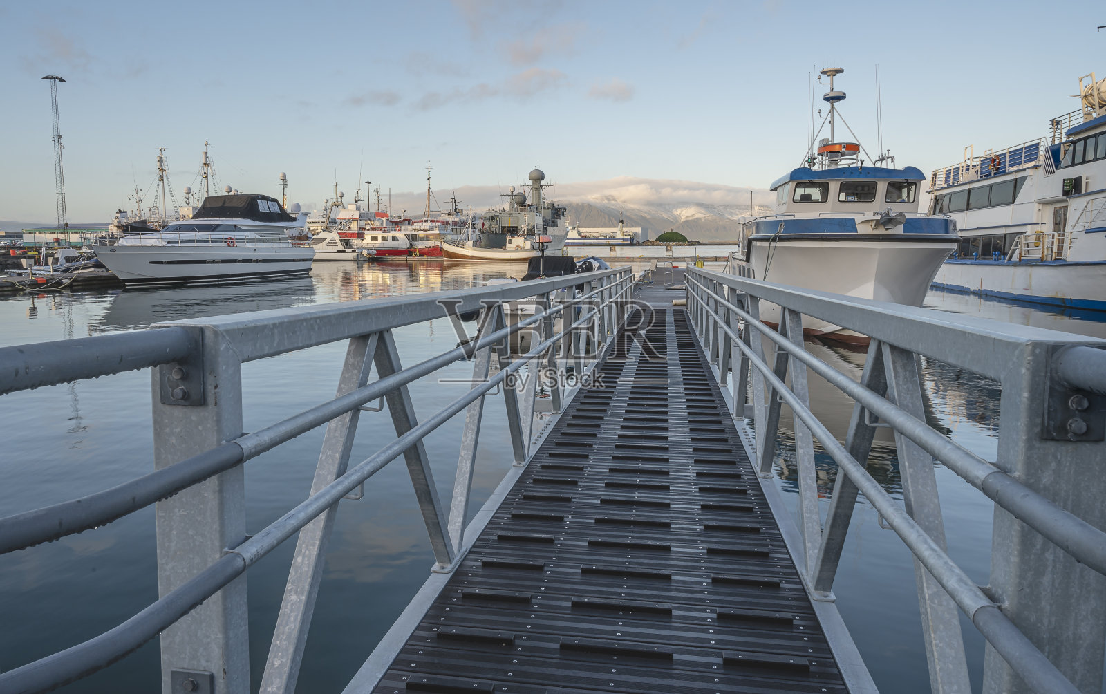 雷克雅未克港舷梯照片摄影图片