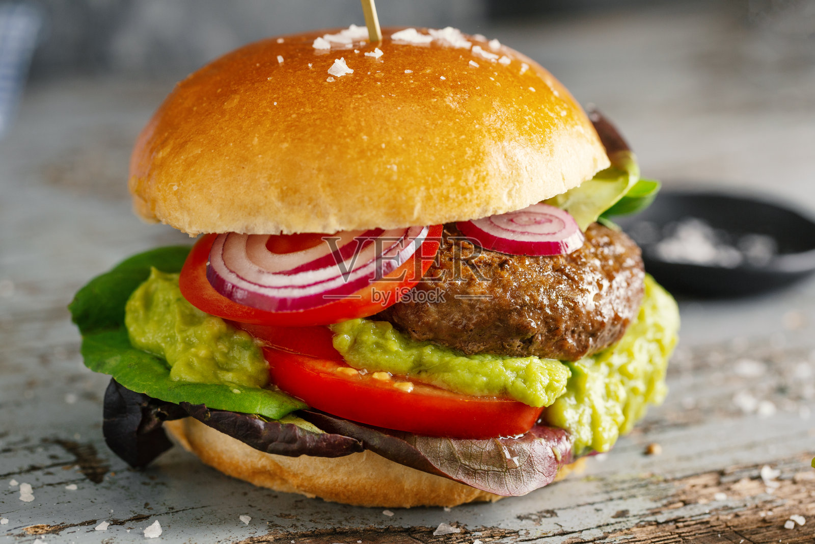木桌上的牛油果肉饼。照片摄影图片