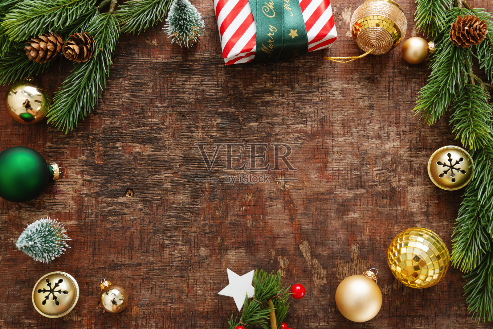 圣诞节的背景与小玩意，冷杉和礼物在旧的木制背景。照片摄影图片