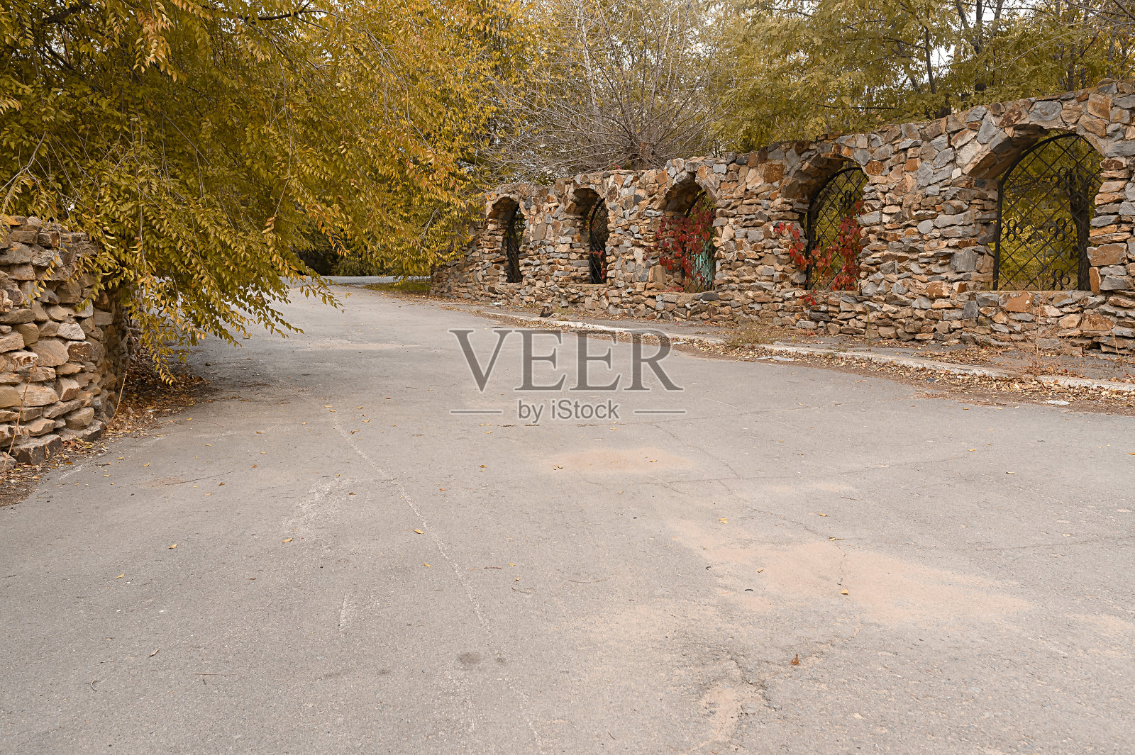 城市景观与石头墙和复古的棚架在秋天。照片摄影图片