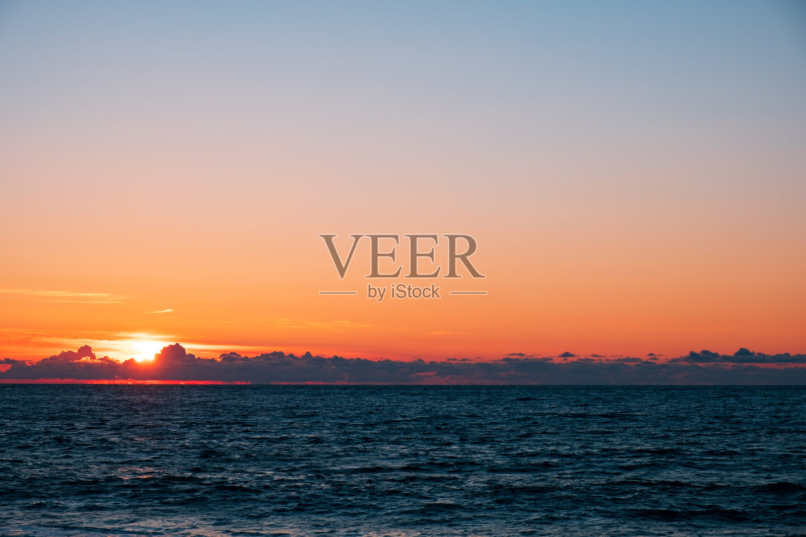 海上日落时的天空。地平线上的云照片摄影图片