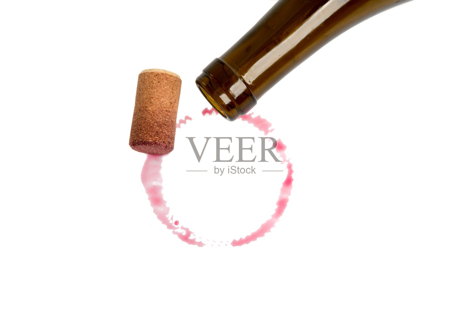 酒的软木塞和酒瓶隔离在白色上照片摄影图片