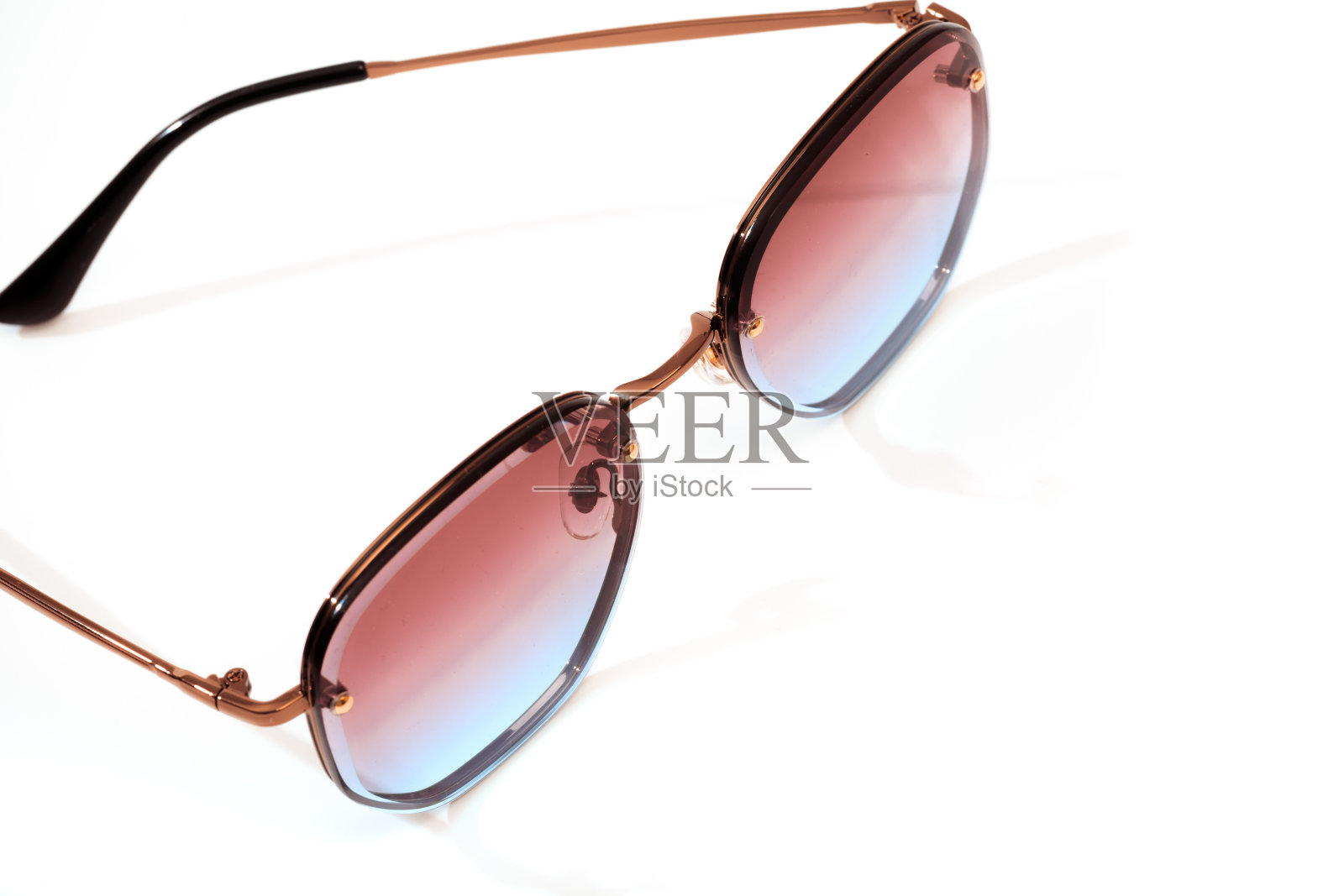 在白色背景上有紫外线防护梯度的玻璃照片摄影图片