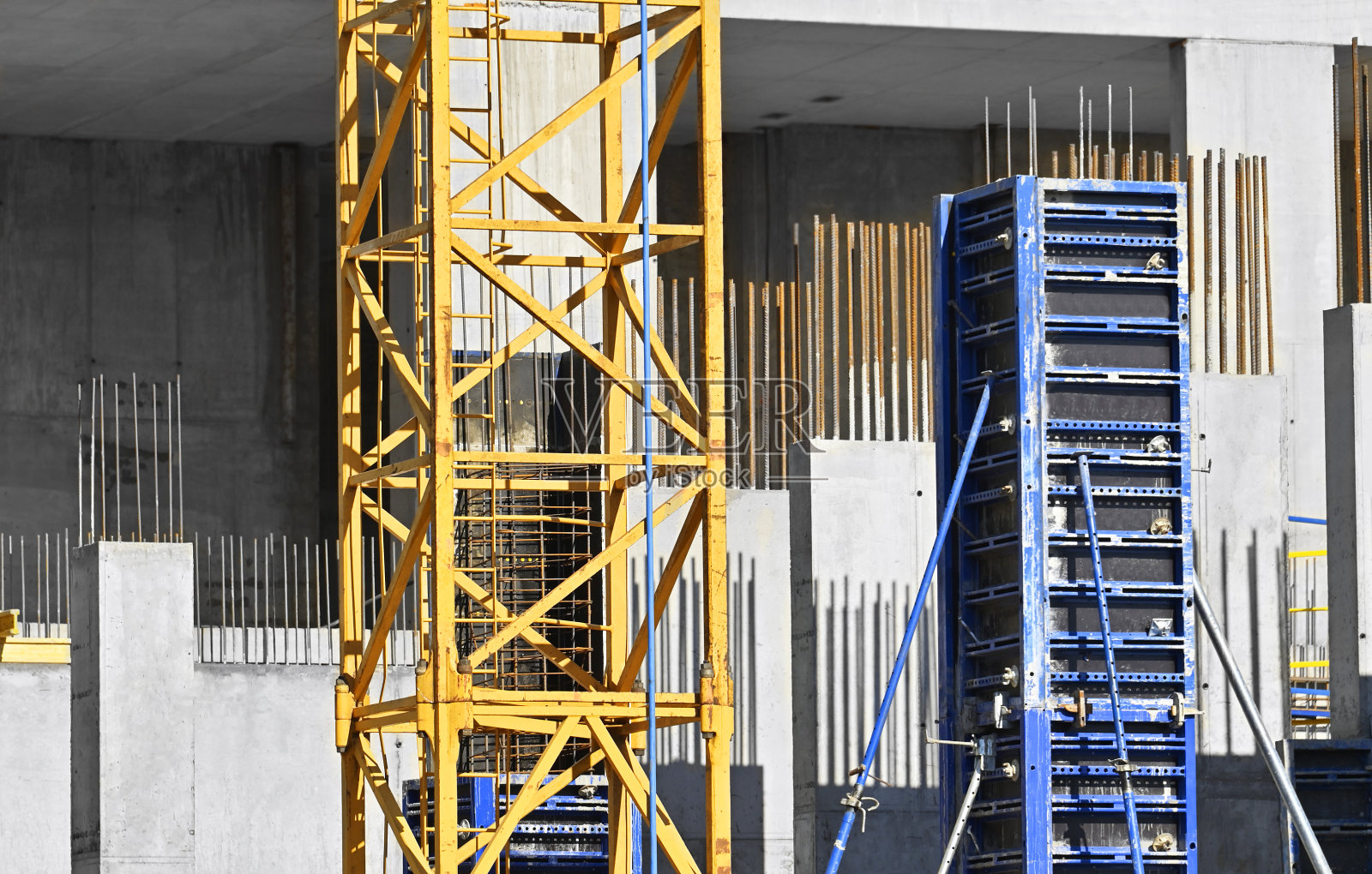 建筑工地上的起重机和模板照片摄影图片