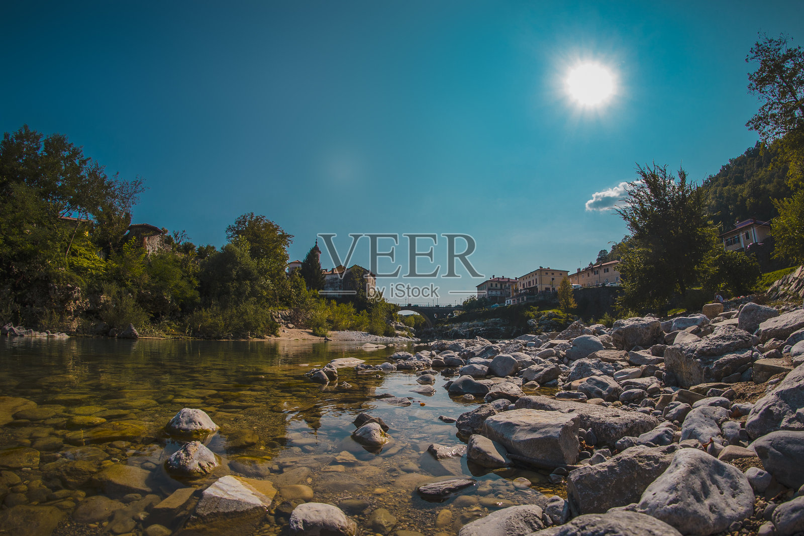 在炎炎夏日，卡纳尔ob社会村的一座著名的桥，桥下流淌着冰凉的索卡河。青蛙在卡纳尔看一座桥。照片摄影图片