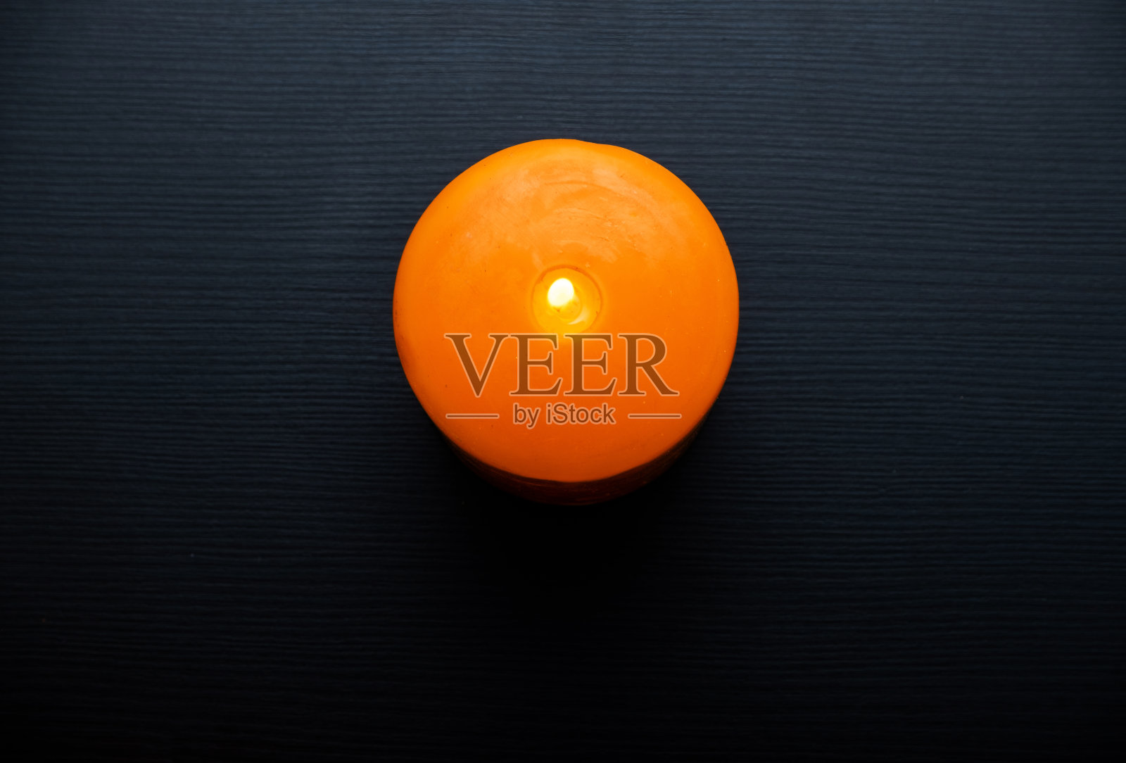 为万圣节派对燃烧橙色蜡烛的观点与复制空间照片摄影图片