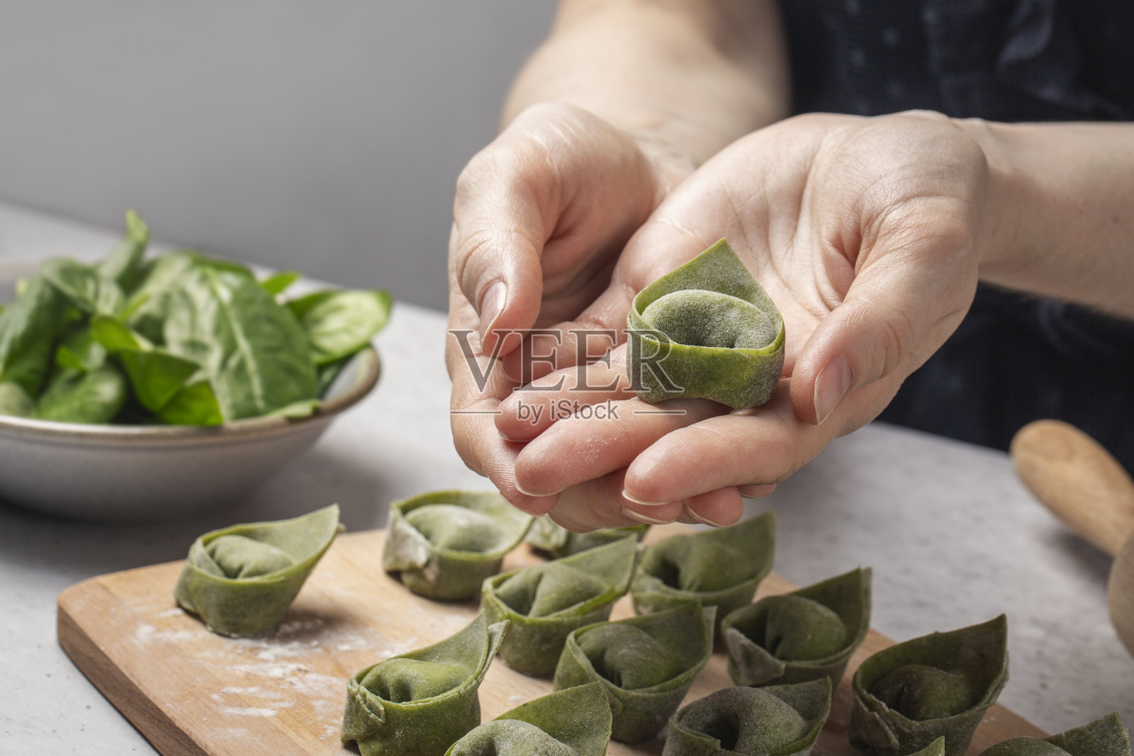 准备饺子照片摄影图片
