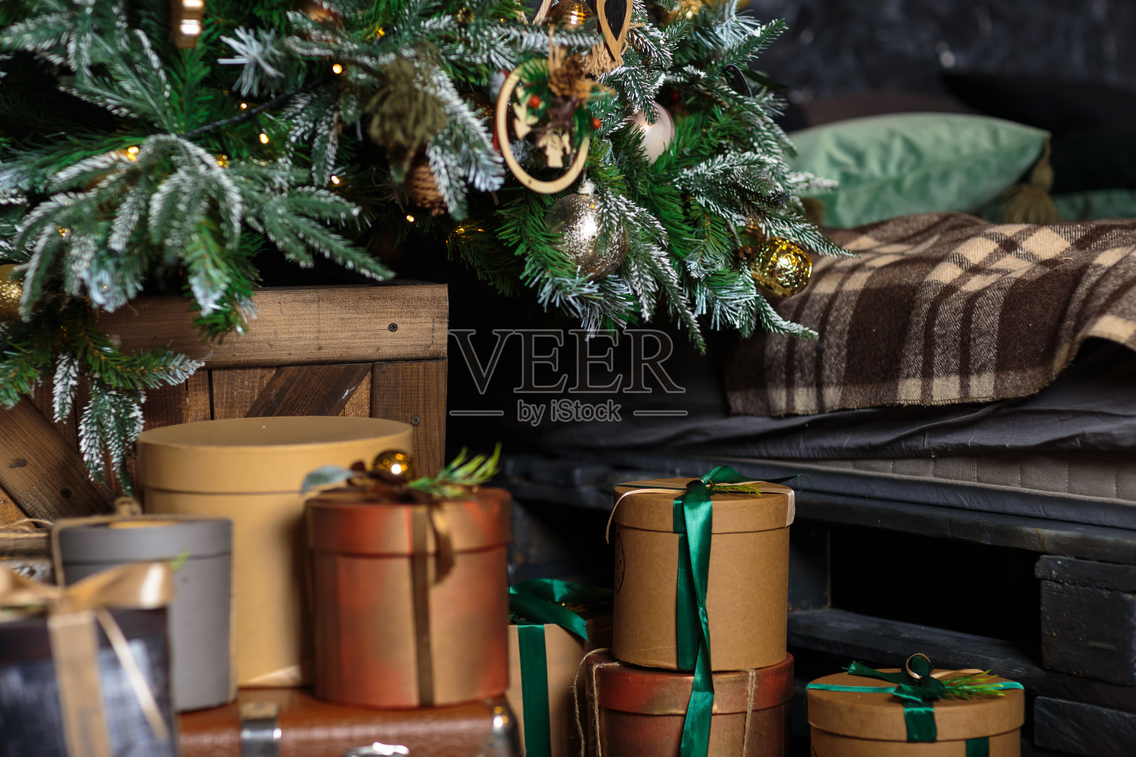 圣诞节的室内装饰。圣诞树下的老式礼物。暗室圣诞室内。照片摄影图片