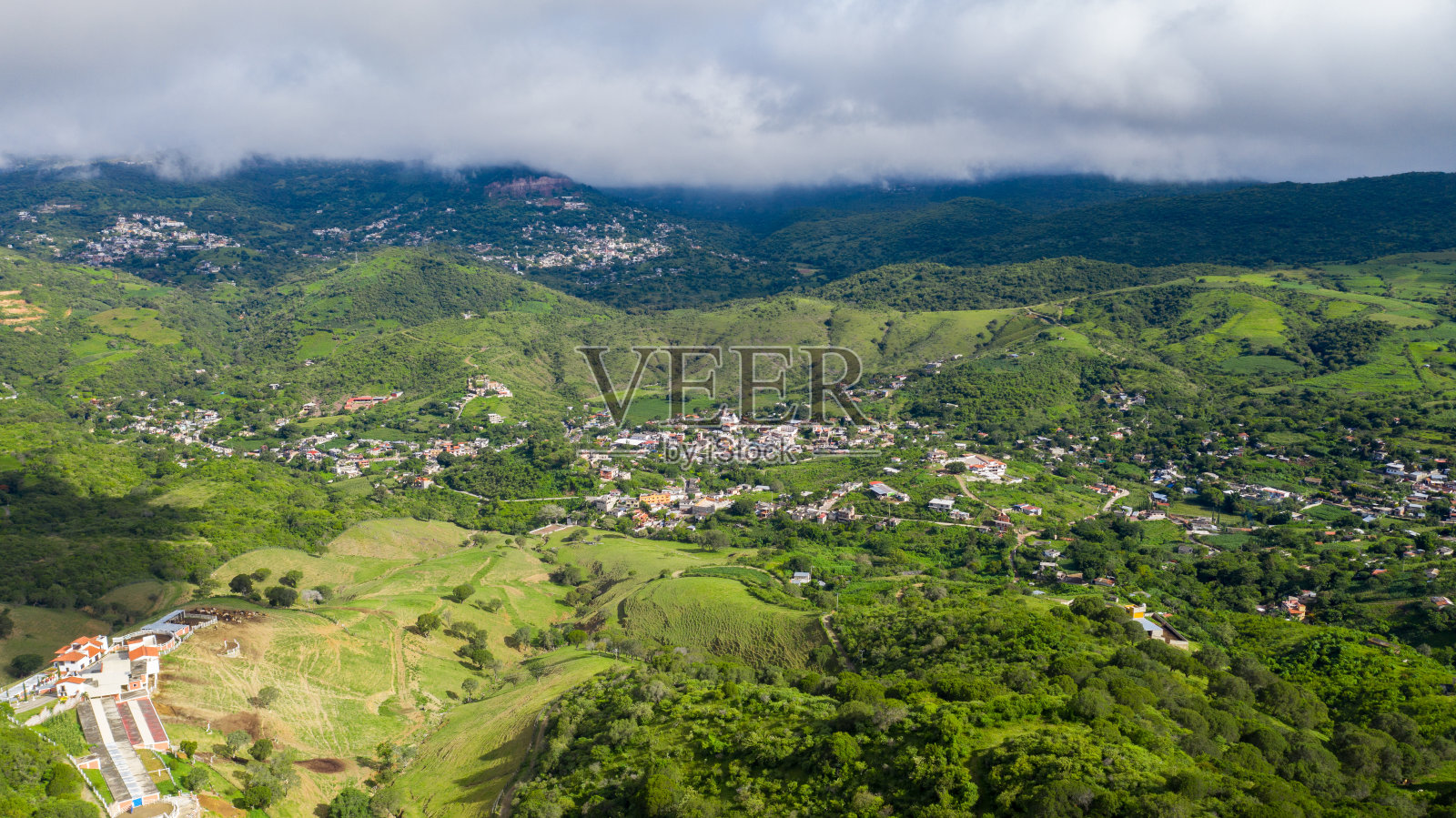 塔斯科山上的墨西哥小镇鸟瞰图照片摄影图片