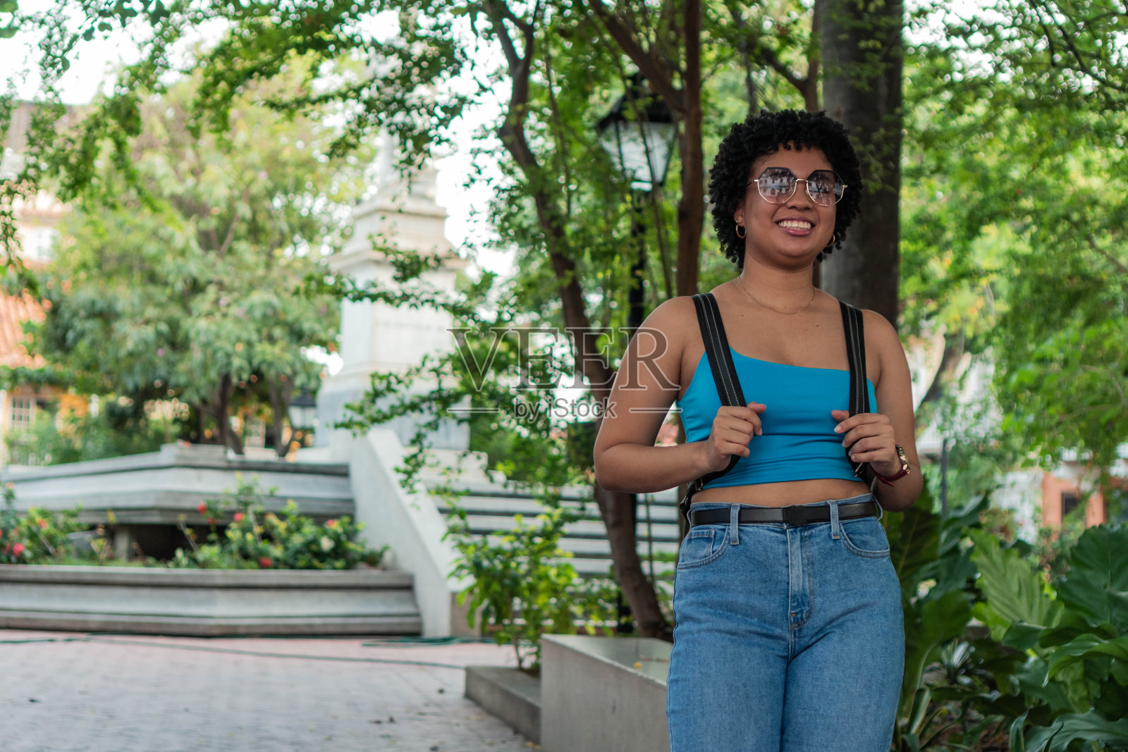 一个非洲女人在公园里散步照片摄影图片